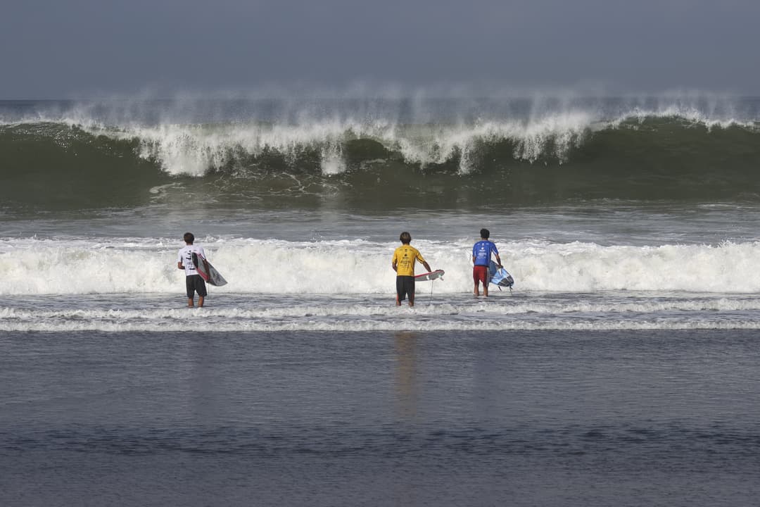 BIG SURF CHALLENGES COMPETITORS ON DAY 2 OF THE BINTANG LIGA SURFING INDONESIA 2025 AT PERERENAN